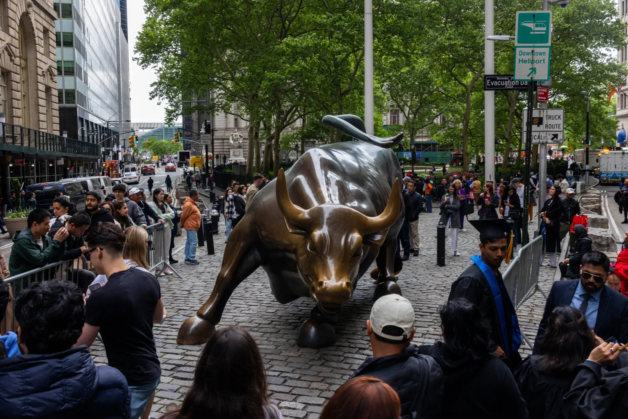 Visitors at the "Charging Bull" statue near the New York Stock Exchange (NYSE) in New York, US, on Thursday, May 16, 2024.Photographer: Alex Kent/Bloomberg