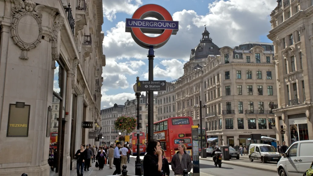 Oxford Street which includes heritage architecture, street scenes and signage. (expedia)