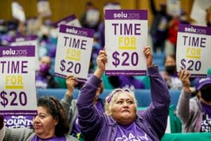 Workers advocate for a $20 minimum wage during a protest at the Kenneth Hahn Hall of Administration in Los Angeles on Nov. 1, 2022. © Los Angeles Times/Getty Images
