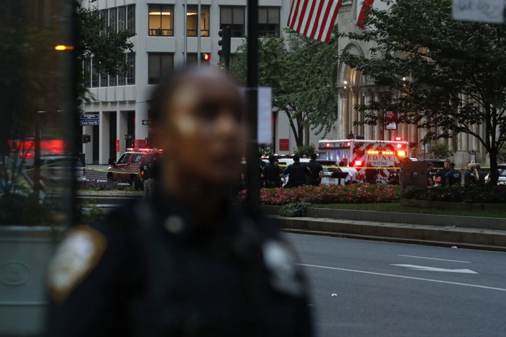 Police respond to a shooting incident in Manhattan on Monday. © John Lamparski/AFP/Getty Images