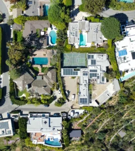 Leonardo DiCaprio Purchases Neighbor’s Home for $10.5 Million An aerial view of the property. © SplashNews.com