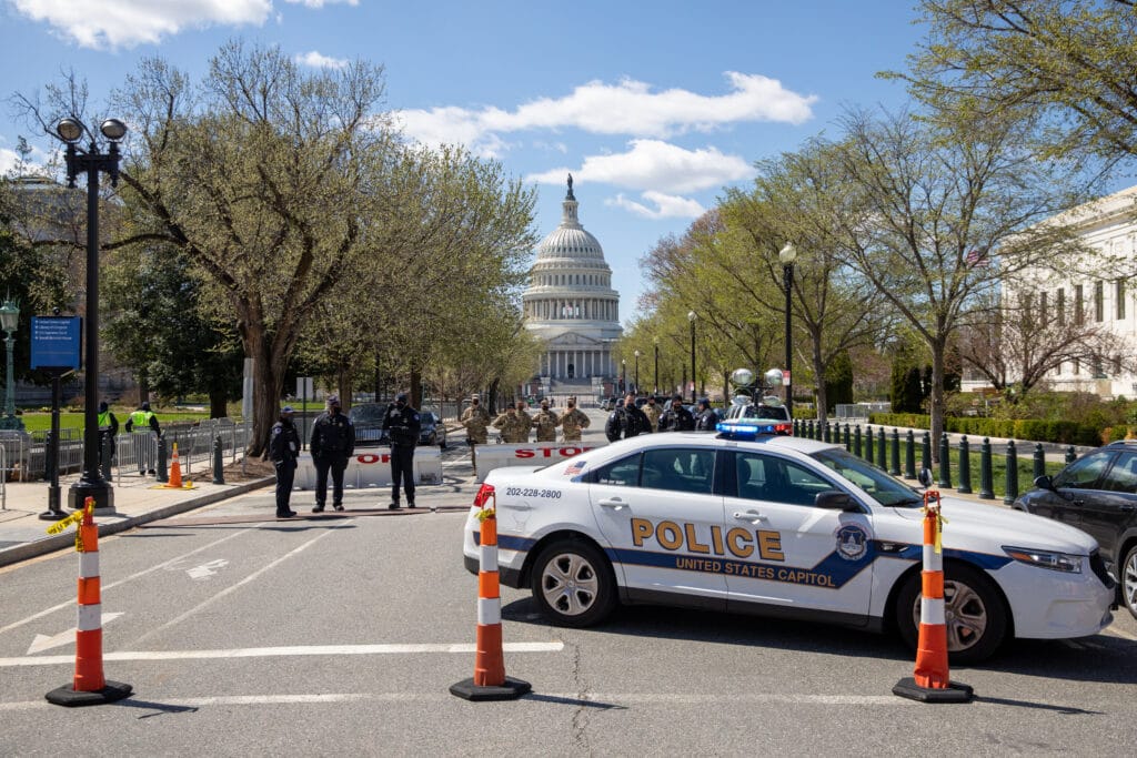 Police officers and members of the National Guard block off the area near the U.S. Capitol after a vehicle rammed into two officers, killing one. © Amanda Andrade-Rhoades for The Washington Post