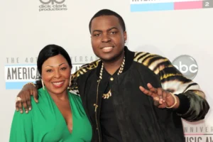 Sean Kingston Sentenced to 3.5 Years in Prison for $1 Million Fraud Scheme Sean Kingston, right, and his mother Janice Turner arrive at the 40th anniversary American Music Awards, Nov. 18, 2012, in Los Angeles. © Jordan Strauss/Invision/AP, File