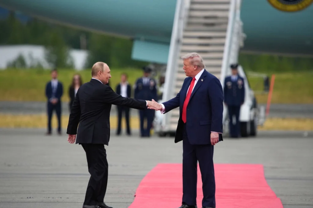 President Donald Trump (R) greets Russian President Vladimir Putin as he arrives at Joint Base Elmendorf-Richardson in Anchorage, Alaska, on Aug. 15, 2025. © Andrew Harnik/Getty Images