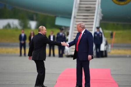 President Donald Trump (R) greets Russian President Vladimir Putin as he arrives at Joint Base Elmendorf-Richardson in Anchorage, Alaska, on Aug. 15, 2025. © Andrew Harnik/Getty Images