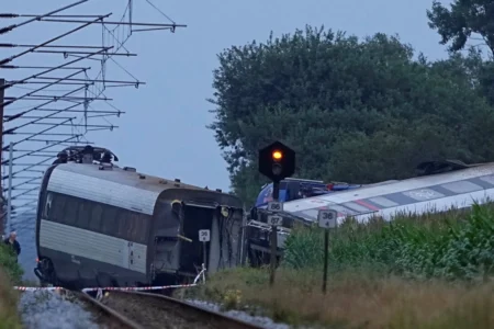 A passenger train lies after derailing in the village of Bjerndrup, between Kliplev and Tinglev in Southern Jutland, Denmark, while en route to Soenderborg, August 15, 2025. © Bo Amstrup/Ritzau Scanpix/via Reuters