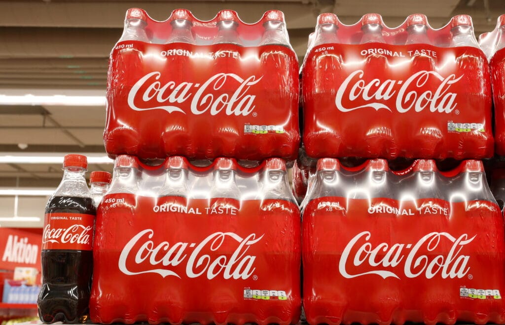 Bottles of Coca-Cola are displayed at a supermarket of Swiss retailer Denner, as the spread of the coronavirus disease (COVID-19) continues, in Glattbrugg, Switzerland June 26, 2020. © REUTERS/Arnd Wiegmann