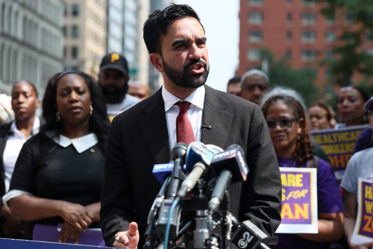 NYC Mayoral race ‘Not for sale to Trump donors,’ Mamdani says Democrats are being urged to fall in line for Zohran Mamdani's mayoral campaign. © Michael M. Santiago/Getty Images