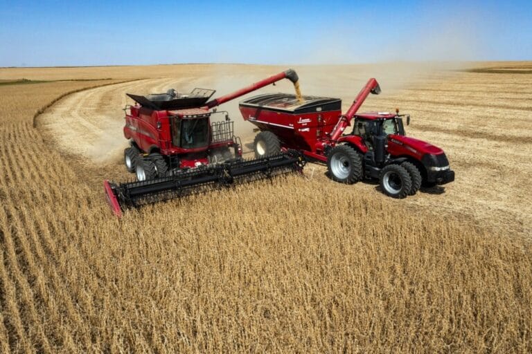 Farmers during soybean harvesting on the Voss farm near Palo, Iowa, US in October. © The Gazette/AP