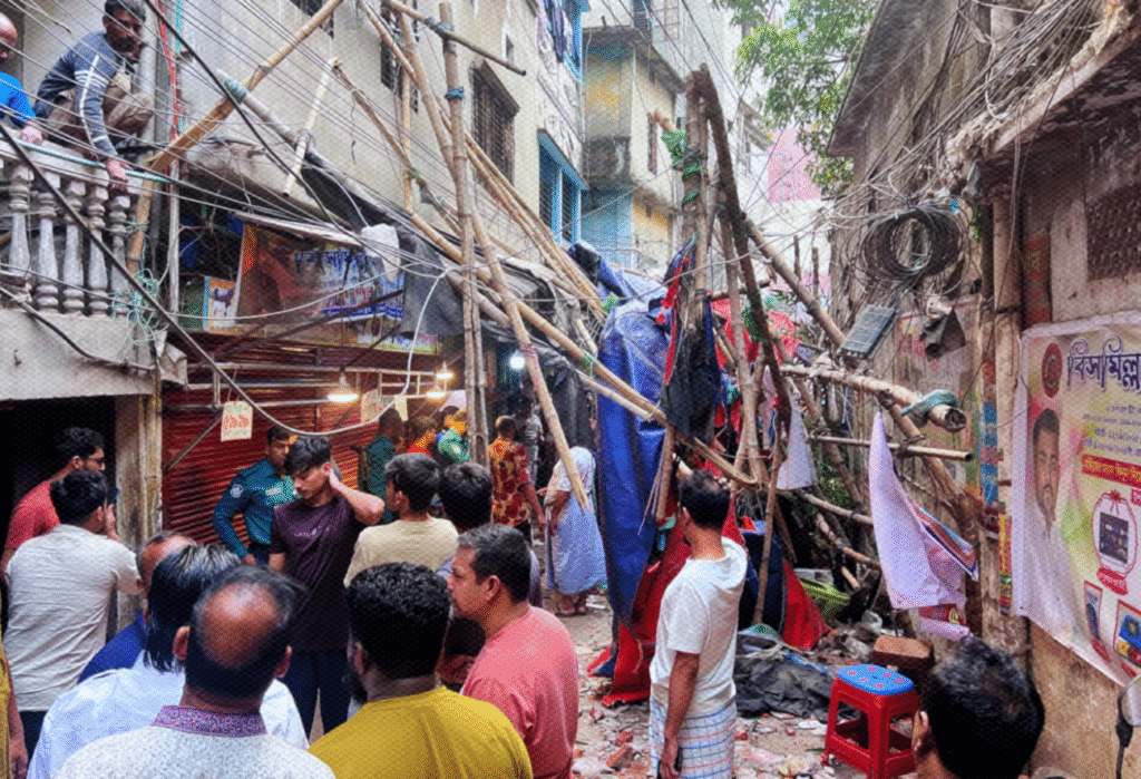 People stand in an alley after vacating their homes following an earthquake in Dhaka. © REUTERS