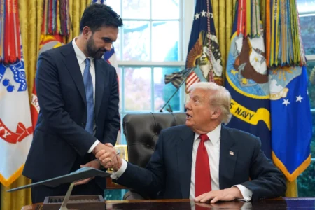 President Donald Trump shakes hands with New York City Mayor-elect Zohran Mamdani in the Oval Office of the White House, Friday, Nov. 21, 2025, in Washington. © AP Photo/Evan Vucci