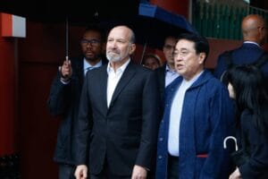 Economy Minister Ryosei Akazawa and U.S. Commerce Secretary Howard Lutnick at Sensoji Temple, Tokyo, in October. © Francis Tang