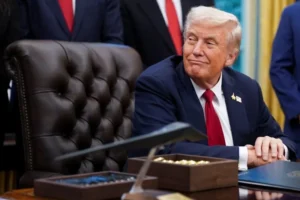 U.S. President Donald Trump sits the Oval Office to sign an executive order on AI and pediatric cancer research, at the White House, Washington, D.C., U.S., September 30, 2025. (REUTERS/Nathan Howard)