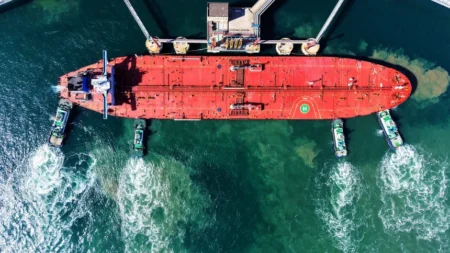 A cargo ship loaded with crude oil docks in Qingdao, China, on February 16, 2026. Costfoto:NurPhoto:Getty Images