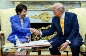 Prime Minister Sanae Takaichi meets with U.S. President Donald Trump in the Oval Office of the White House in Washington on Thursday. (REUTERS)