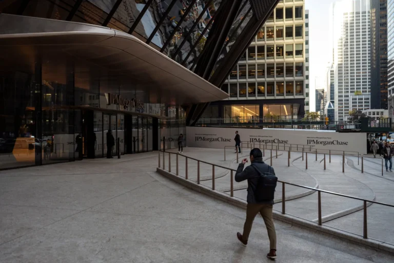 Big banks smash earnings records, but ‘Tectonic’ risks loom The headquarters of JPMorgan Chase in Manhattan. The bank and its largest rivals reported a collective $49 billion in second-quarter profits. (Karsten Moran for The New York Times)