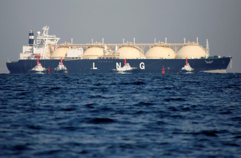 A liquefied natural gas (LNG) tanker is tugged towards a thermal power station in Futtsu, east of Tokyo, Japan November 13, 2017. (REUTERS/Issei Kato/File Photo)