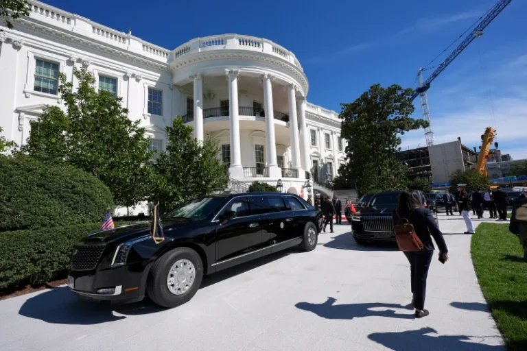 The motorcade of President Donald Trump departs the White House en route to the National Archives to greet China’s President Xi Jinping and his wife Peng Liyuan, Friday, Sept. 25, 2026, in Washington. (AP Photo/Jacquelyn Martin)